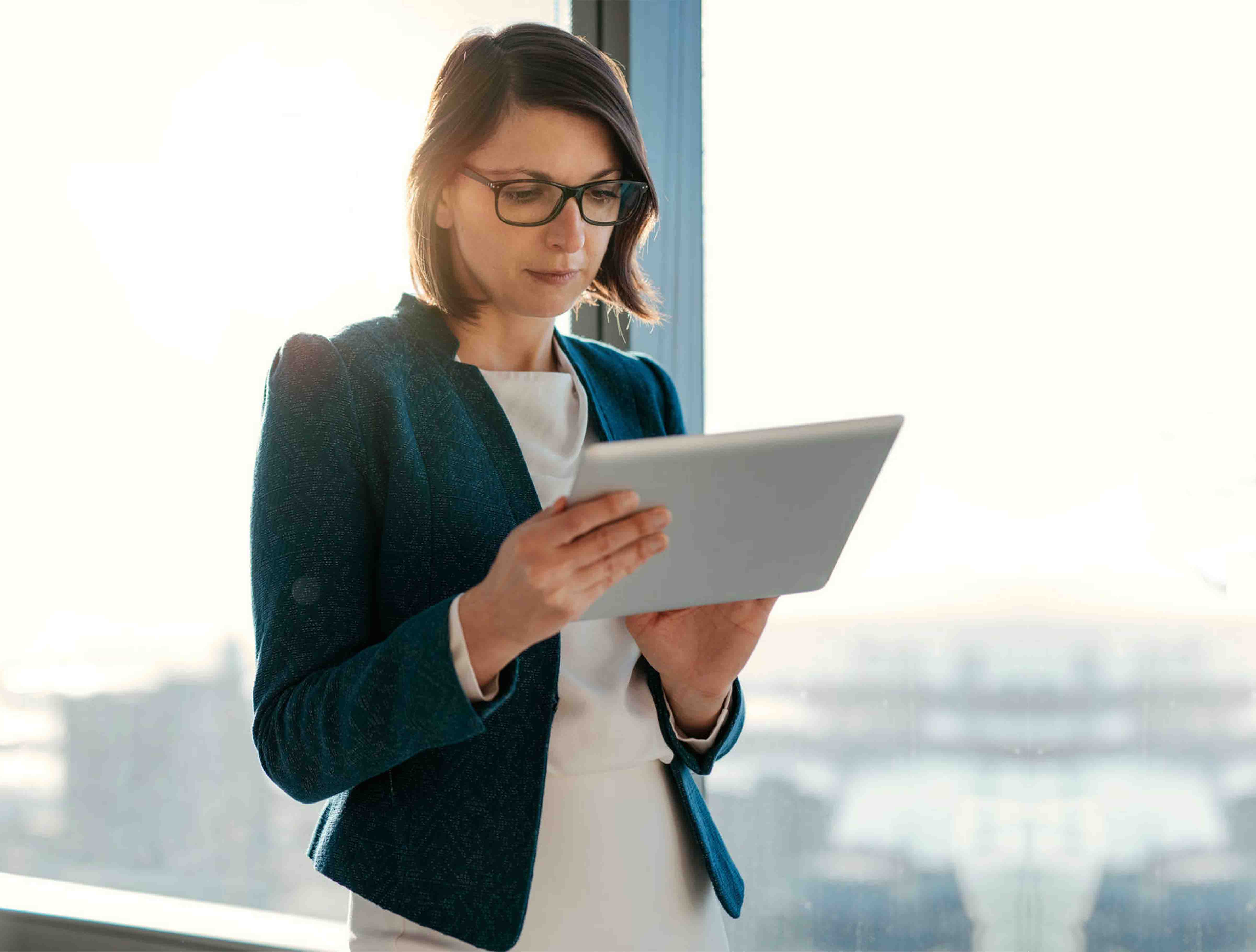 Mujer empresaria utilizando una tablet